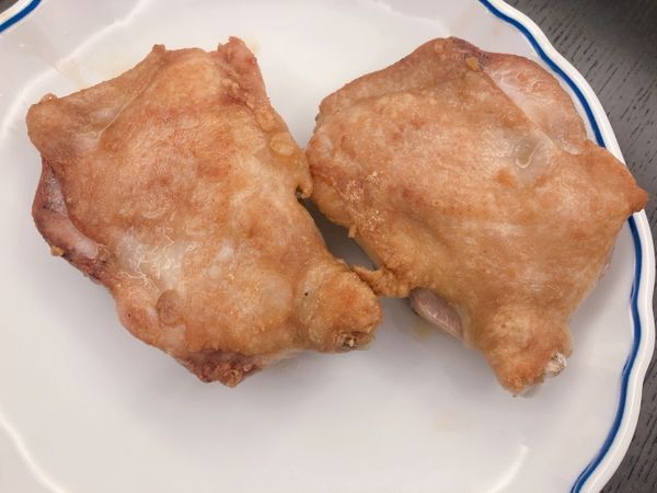 雞腿肉兩面用刀子劃刀, 抹些海鹽與黑胡椒. 雞皮朝下中小火煎約2分鐘, 再翻面煎3分鐘, 取出備用.