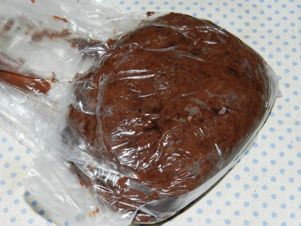 將麵團放入塑膠袋中，放冷凍約10分鐘，不然麵團太軟不好操作