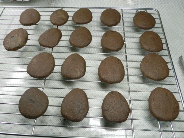 入烤箱180度烤15分，將餅乾取出後，放在烤架上放涼