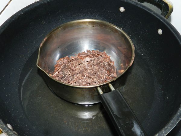 巧克力切小快後隔水加熱