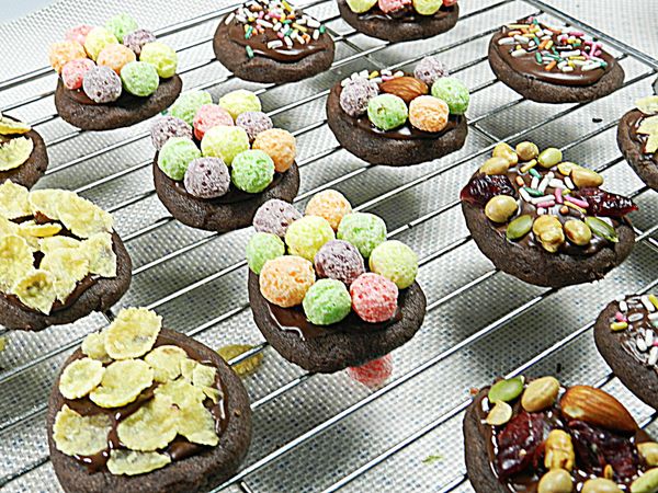 裝飾好後約放1小時，巧克力就會凝固囉