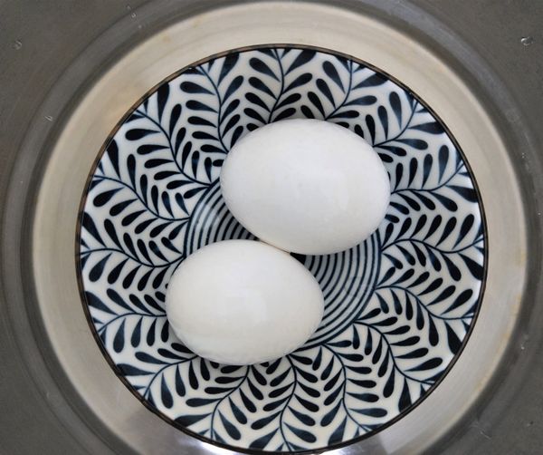 將蛋清洗後，放入電鍋蒸