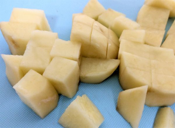 馬鈴薯去皮後切塊，再放入電鍋蒸。蒸完將馬鈴薯壓成泥