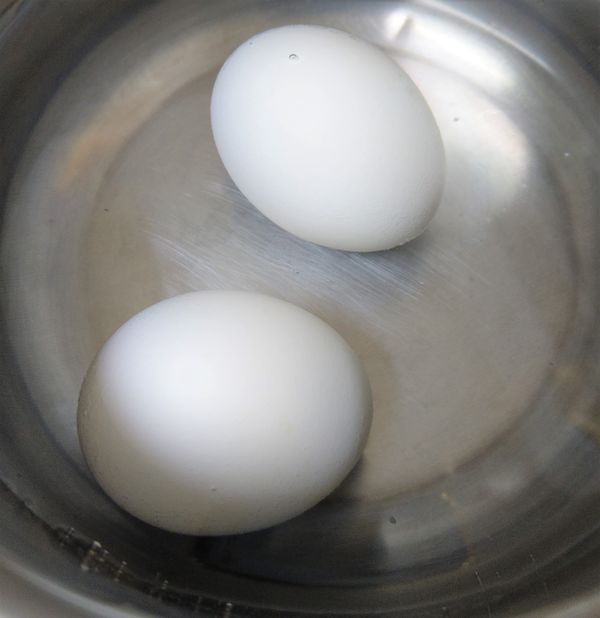 把蒸好的蛋放入冷水中，等一下比較好剝殼