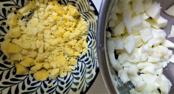 蛋黃與蛋白分開，蛋黃壓泥，蛋白切小塊