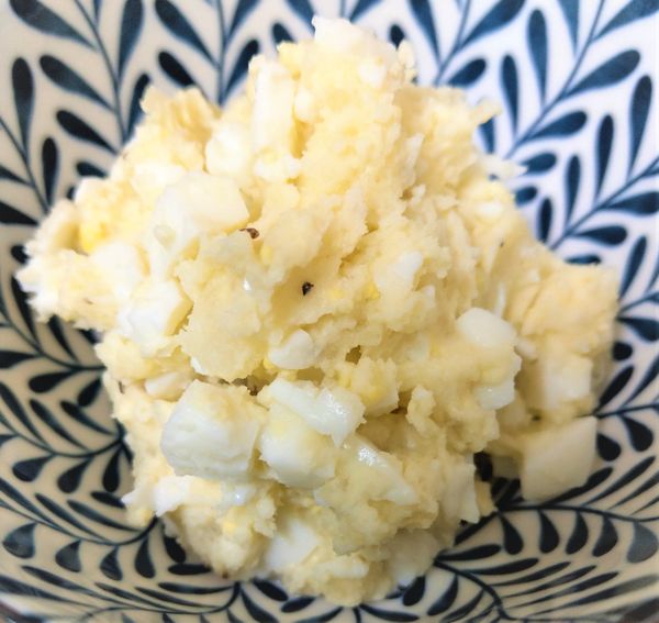 將蛋黃泥、馬鈴薯泥、小塊蛋白混合後
最後加上美奶滋、鹽和黑胡椒就完成啦!