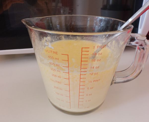 將牛奶、溶化奶油和雞蛋拌勻