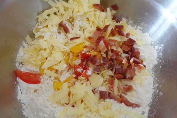 在大碗內將麵粉、泡打粉、鹽、起司和培根等材料拌勻