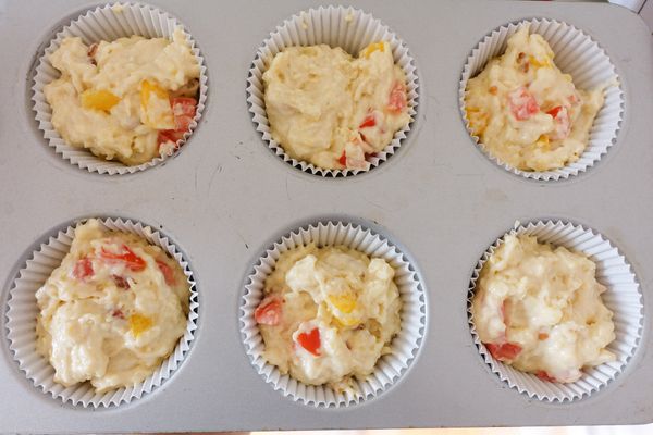 平均倒入馬芬盤內，放入已預熱180度C烤箱，烤約22-25分鐘，或至全熟即成！