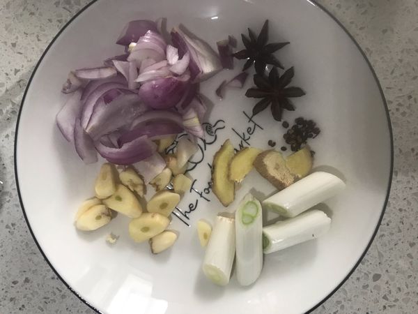 葱姜蒜切好，备好花椒大料等