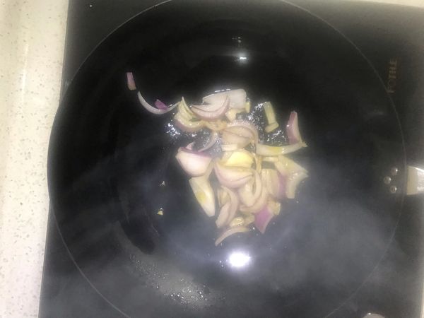 热锅凉油，油温六成成热下洋葱。