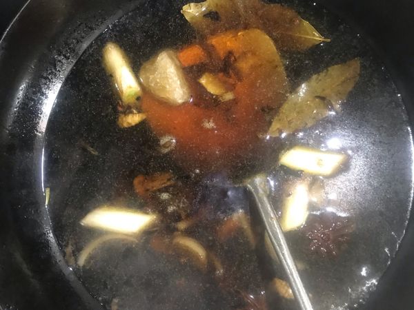 放入适量温开水，并加冰糖和甜面酱，大火煮开。