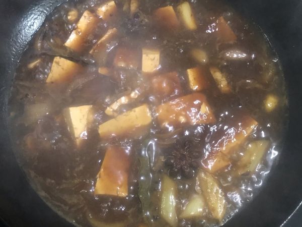 放入豆腐，转中小火咕嘟十分钟。