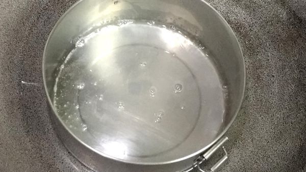 將吉利丁粉6克加入30克的冷水，隔水加熱讓它融化，擺在旁邊備用