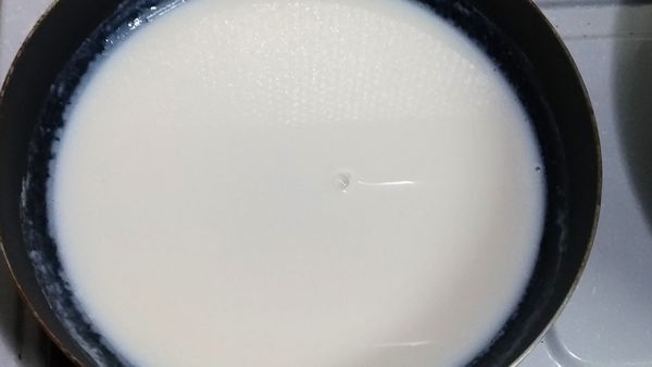 加入剛剛溶解好的吉利丁液體到鍋中，攪拌均勻