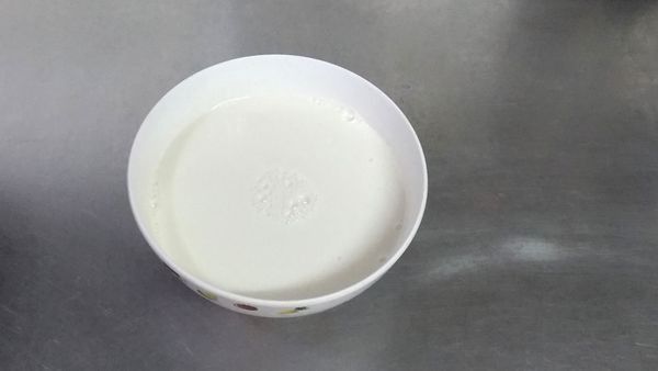 把煮好的奶酪液體過篩