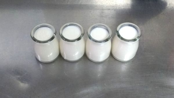 分裝到容器裡，放置室溫後進冰箱冷藏大約四個小時以上
(杯緣如果有泡泡，用筷子劃破即可)