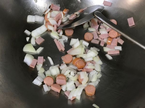 洋蔥、火腿片、早餐腸先炒香