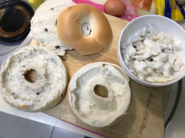 貝果挖空，把麵包跟炒料拌在一起填回貝果