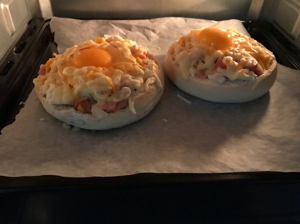 打一個蛋、加上起司焗烤絲
烤箱190度預熱五分鐘
放進貝果烤10分鐘