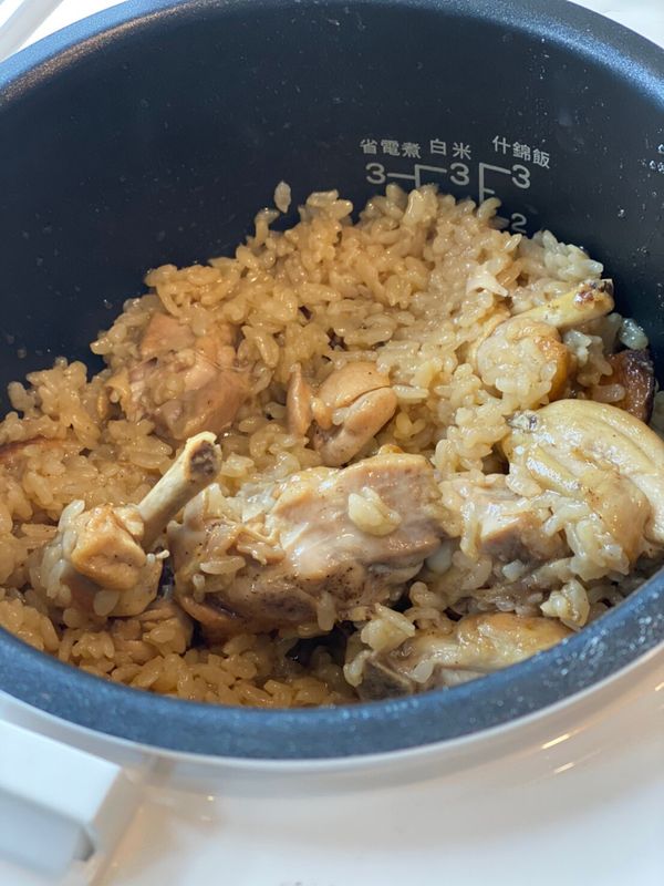 使用電子鍋煮的口感與小火蒸煮的口感差不多, 但是煮起來更方便, 不需要特別在一旁顧火而且也不會擔心煮焦, 特別適合新手及有小孩在身邊的媽媽們喔~