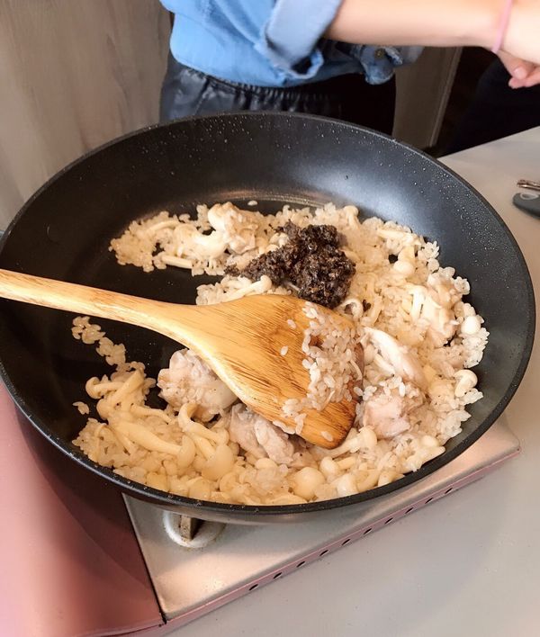 起鍋前放入松露油, 松露粉拌炒, 上桌前撒些麻油與松露醬, 加入香菜增加風味即可.