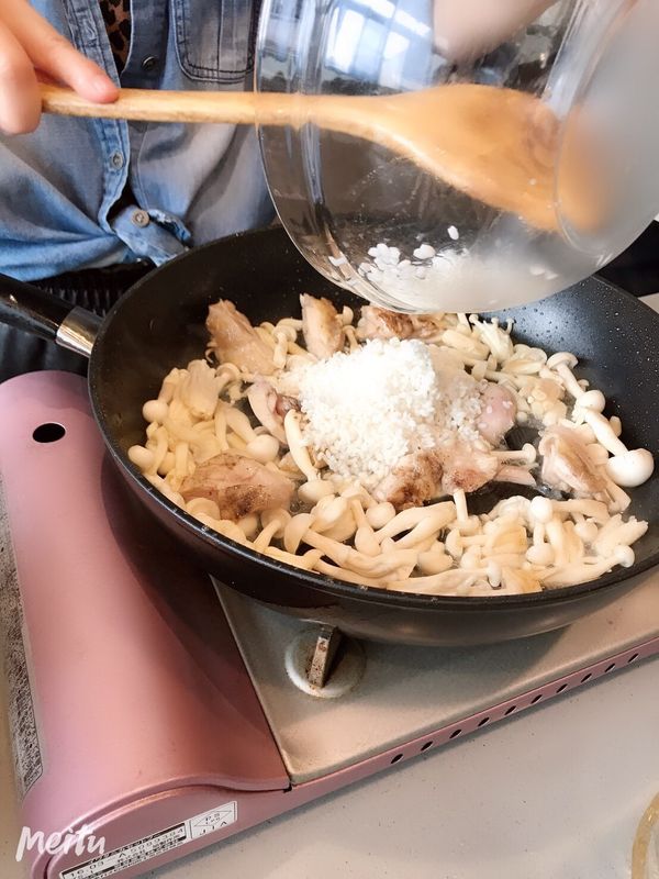 接著放入煸過的薑片, 醬油, 米酒, 水, 再加入泡軟白米拌勻, 小火蒸煮15-20分鐘.