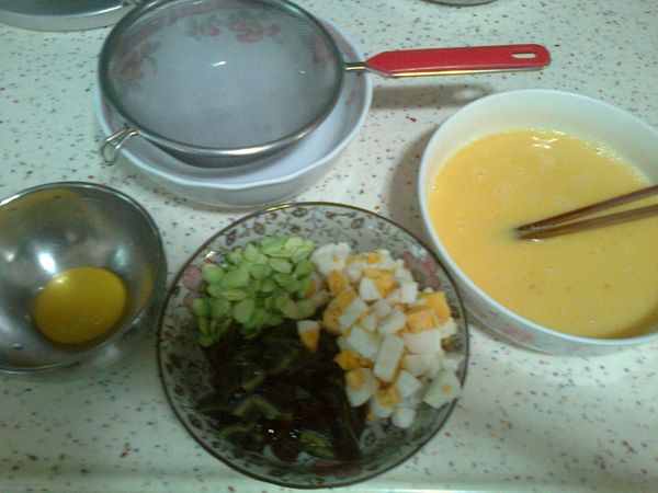 步驟1雞蛋4顆、鹹鴨蛋、皮蛋各2顆。皮蛋蒸熟和鹹鴨蛋切丁塊狀備用。將雞蛋打入盤中將一個蛋黃撈起，其於打散加入鮮奶、水和勻過濾。