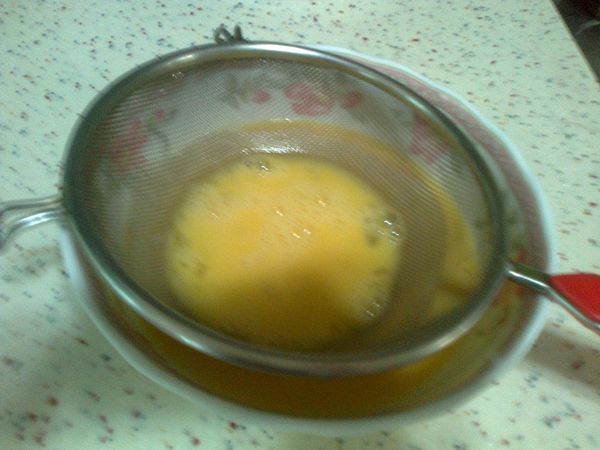 步驟2蛋液過濾兩次