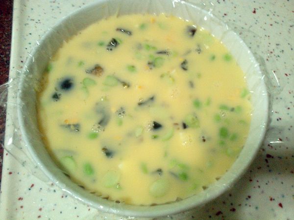 步驟3取一深盤子或鍋子放鋪上保鮮膜，將皮蛋、鹹鴨蛋、律雨滴一序續排入最後淋上蛋液放入電鍋中煮即可。