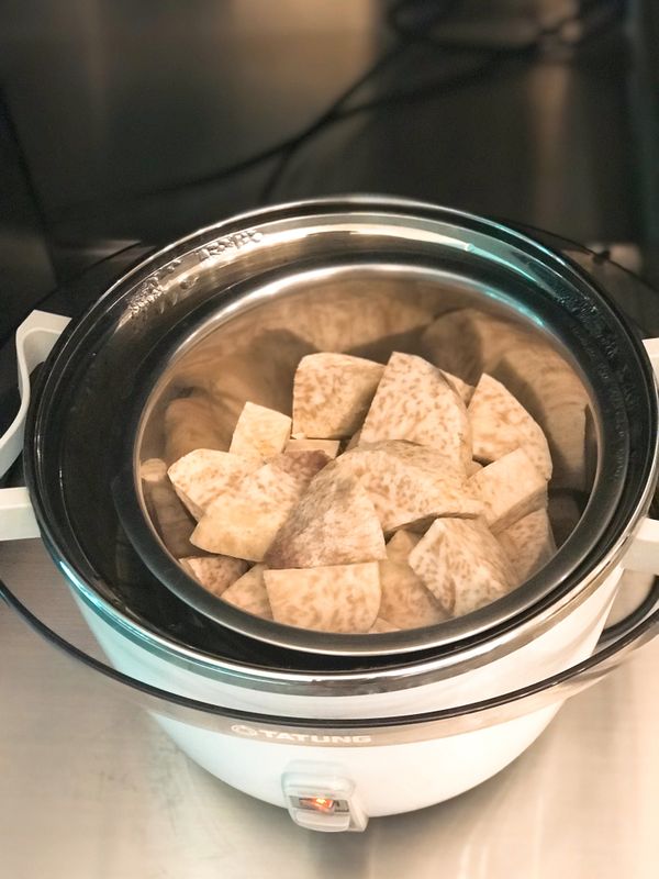 芋頭去皮切塊,放入電鍋,外鍋一杯水,跳起來再悶十分鐘.