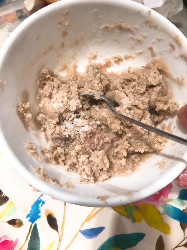 加入椰油,煉乳,糖攪拌成泥,奶粉可有可無.