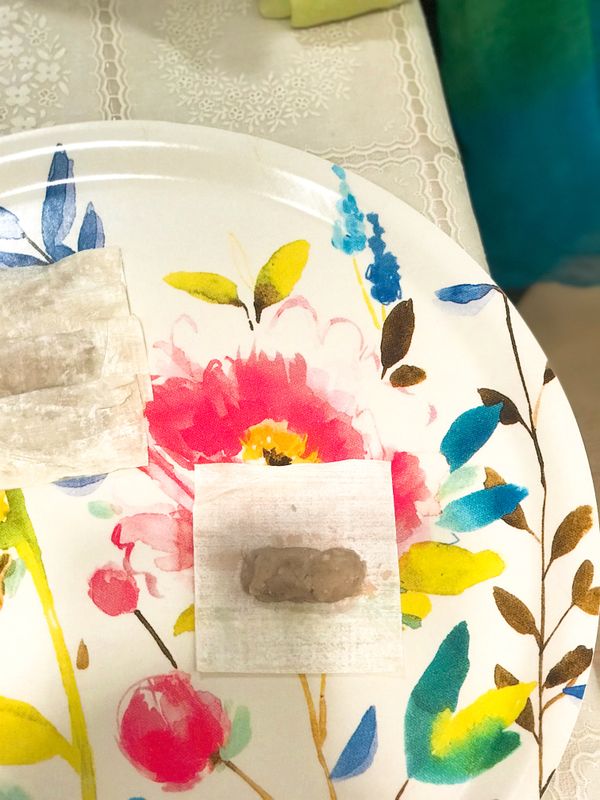 攤開餛飩皮,將芋泥置入中間,餛飩皮周圍可抹些水，黏合之後再用叉子壓一下.