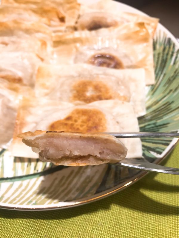 餛飩皮呈現有點焦狀即可取出排盤.