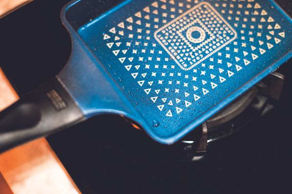 準備蛋汁，將蛋打散、打勻，加入日式高湯、淡醬油和鹽。開中火，在平底鍋或玉子燒鍋裡倒一點油，以廚房紙巾擦拭確保整個鍋都塗上薄薄一層油。