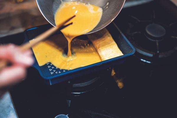 待鍋熱了後，倒入1/4的蛋汁，搖晃鍋子讓蛋汁平均分布在鍋中，以筷子快速略為攪拌，讓蛋的表面有點皺皺的。攪拌2－3秒左右即停下，讓蛋汁凝結到六、七分熟，再用鍋鏟從鍋子的一頭捲到另一頭（我習慣從遠端往自己這頭捲）。捲的時候要輕巧，可以一手持木鏟一手拿筷子幫忙，比較好捲。