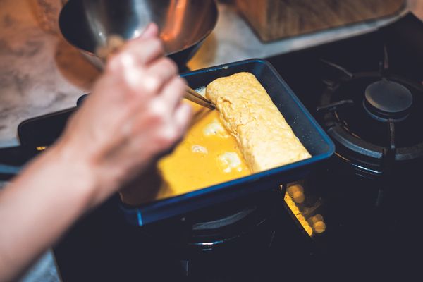 重覆此動作1－2次，或直到蛋汁用完。通常3顆蛋可以捲3－4次左右。捲好後倒出來裝盤，趁熱上桌。