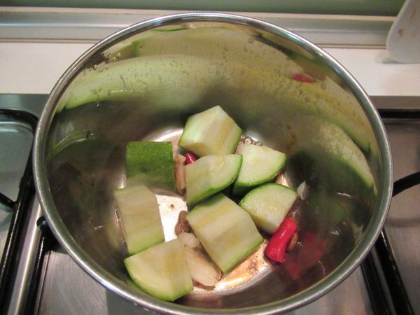 取小鍋子,放入蒜碎,辣椒,酒,味霖,豆醬及山西陳醋煮滾出香氣,續放入步驟1拌勻.