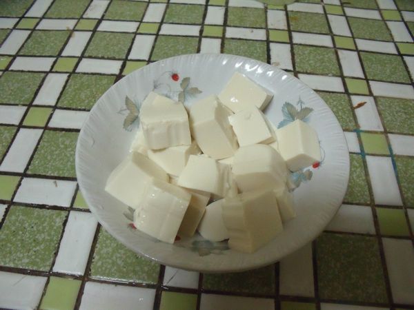 鍋子煮熱水.加入塩,放入豆腐汆湯撈起放入碗中