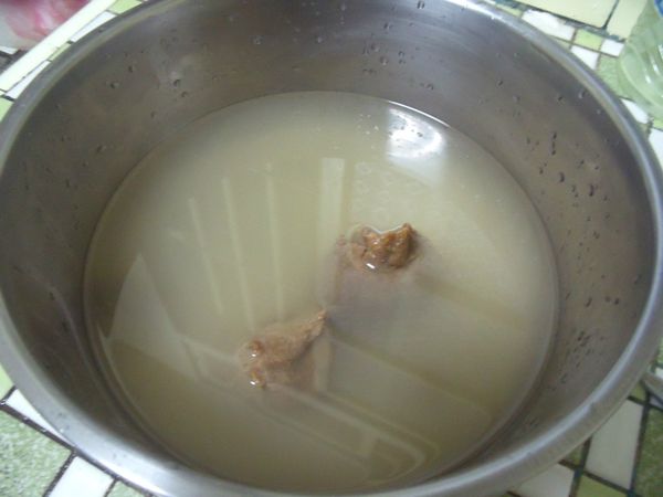 將味噌放入水裡攪拌均勻