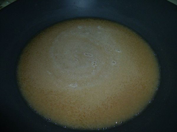 過濾味噌混合後的水,放入鍋裡煮到沸騰