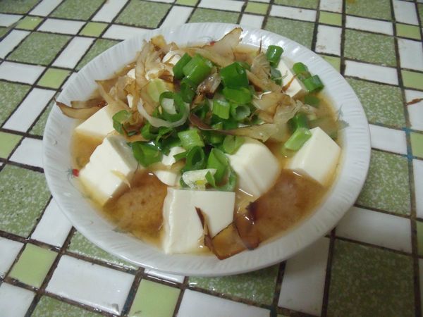 碗中放上蔥花,柴魚片,將煮沸的味噌湯沖入即可食用囉!