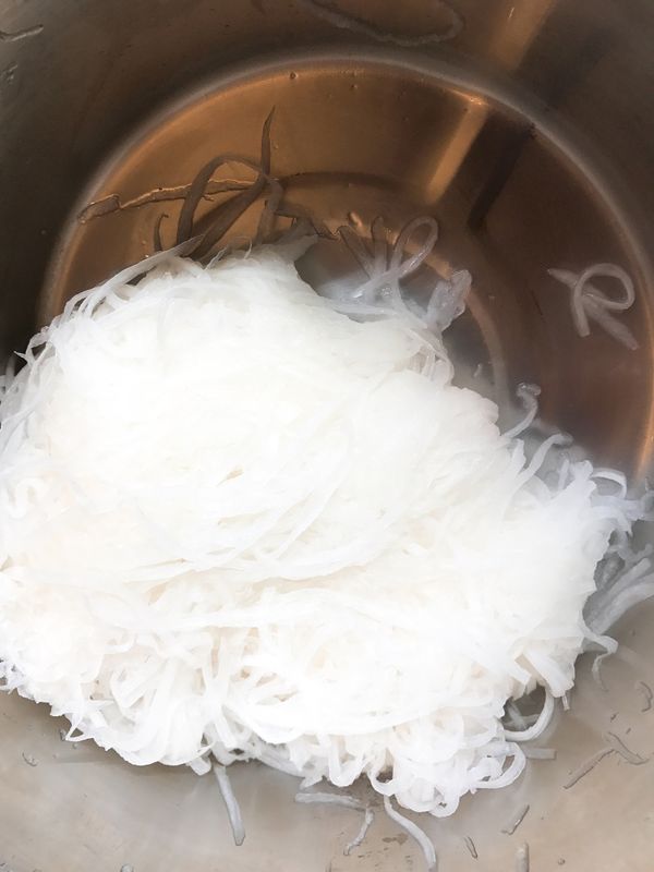 白蘿蔔刨絲加鹽揉一下,擠出水分,可以留著煮湯用也也可以丟掉....