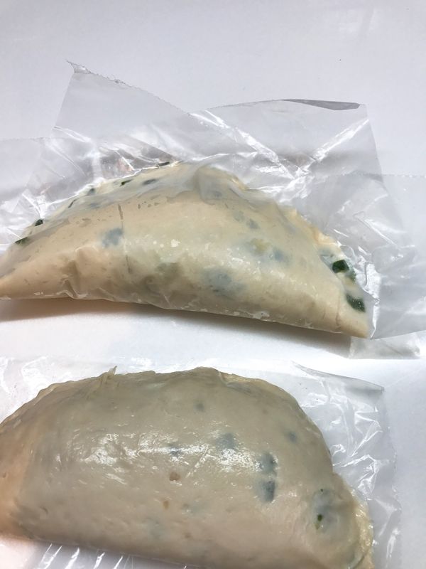 選擇超市任何喜歡的品牌冷凍蔥油餅二張，解凍後將
步驟2
加進去,成一個大餃子狀,把邊緣捏緊.