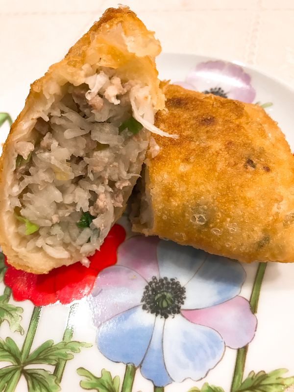 可以切半也可以直接吃.