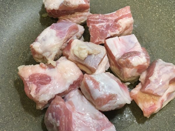 熱鍋加入少許油，將子排放入乾煎⋯