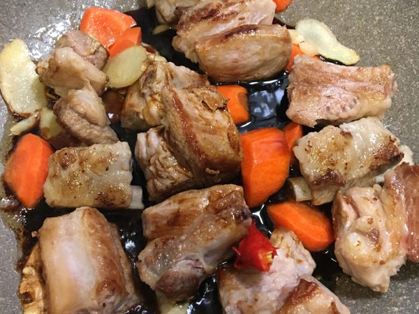 加入3大匙醬油、2大匙醬油膏、小1小匙糖，翻炒均勻⋯