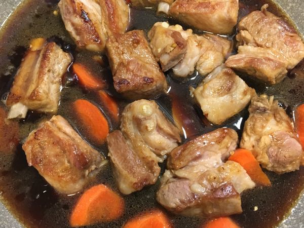 加入2米杯的清水，翻勻後蓋上鍋蓋，中小火燜煮⋯⋯