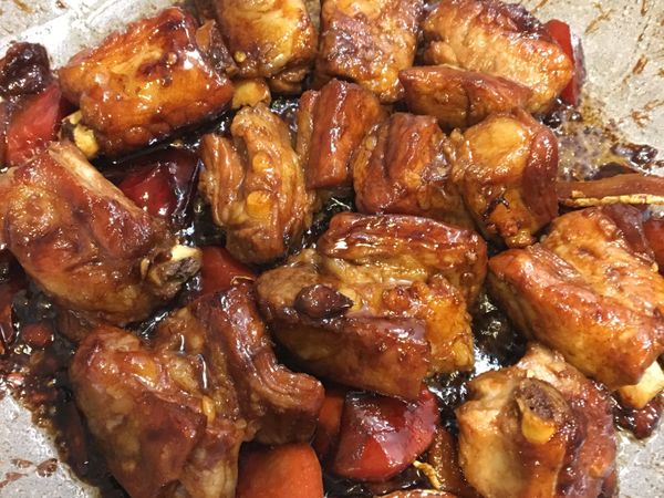 期間需翻動子排，使之均勻裹上醬汁，繼續燜煮到湯汁略為收乾⋯