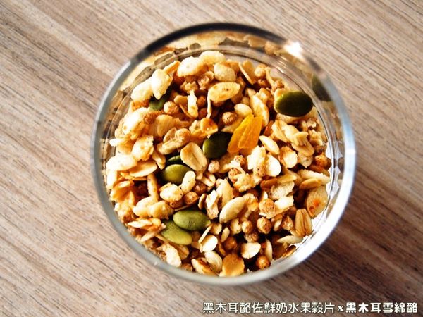 將水果穀片先放入至杯中，裝填至1/4滿即可。